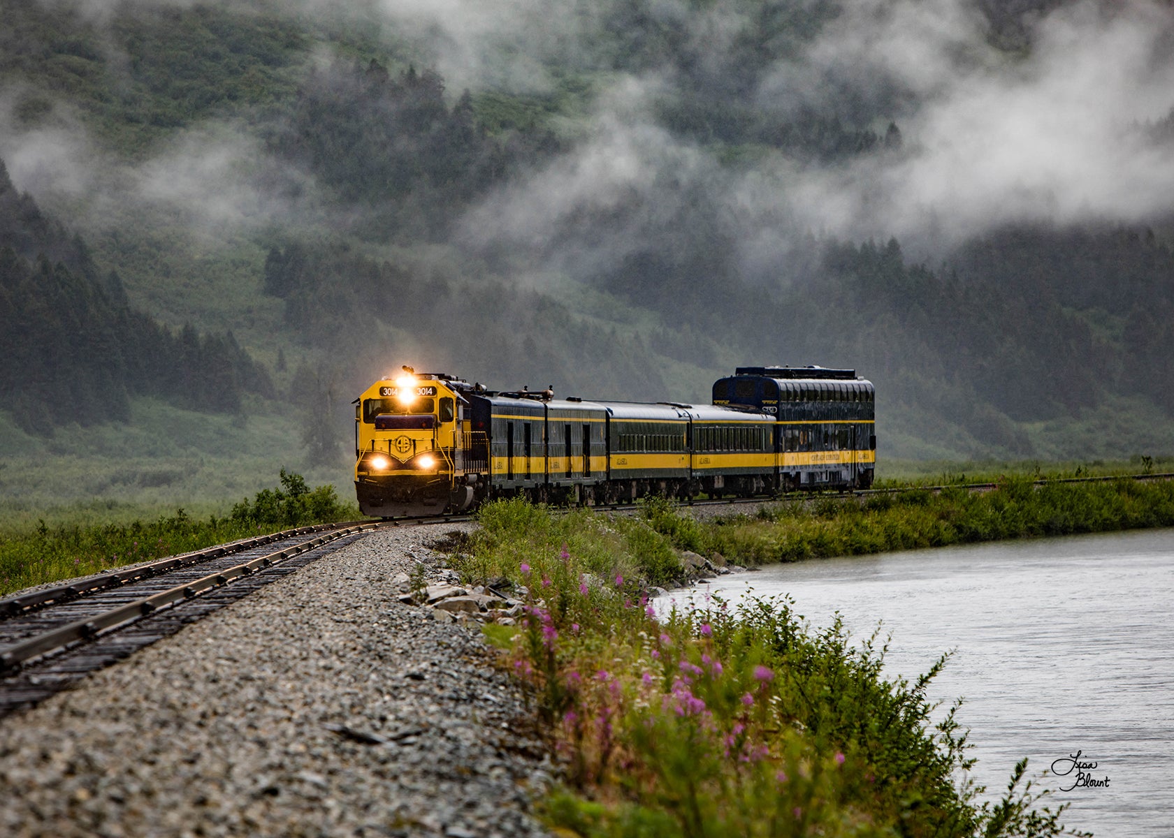 Aboard Alaska fine art greeting cards – set of 25 blank 5x7 cards featuring the Glacier Discovery Train in Alaska, traveling along a track near a body of water with mountains in the background. Photography by Lisa Blount.